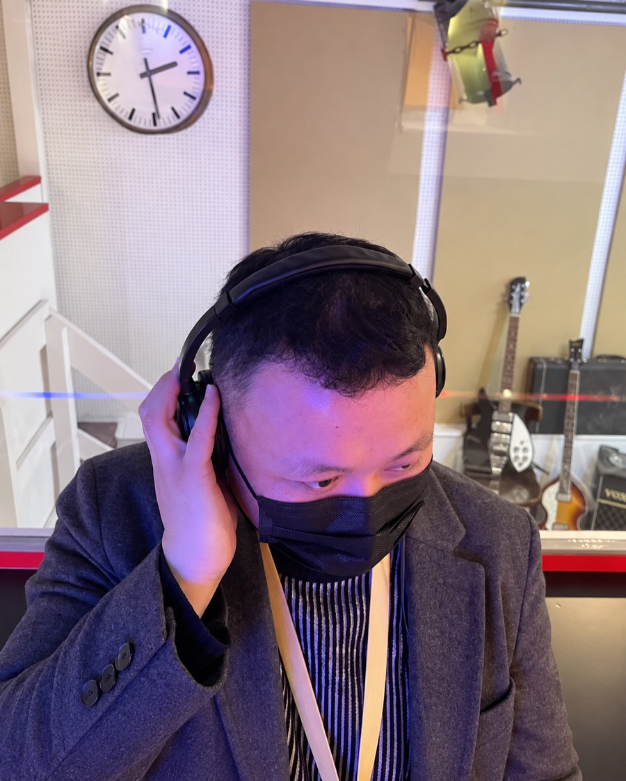 李祖民在录音棚内佩戴耳机的生活照片